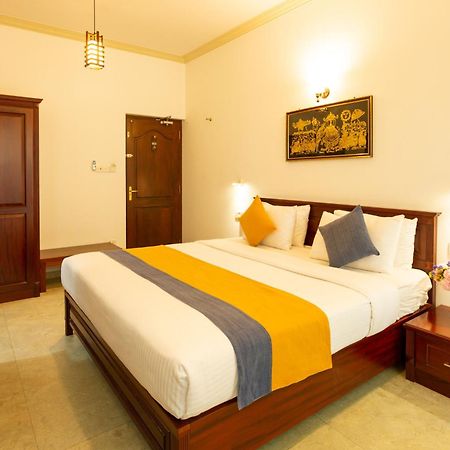 Hotel Yo Канді Екстер'єр фото