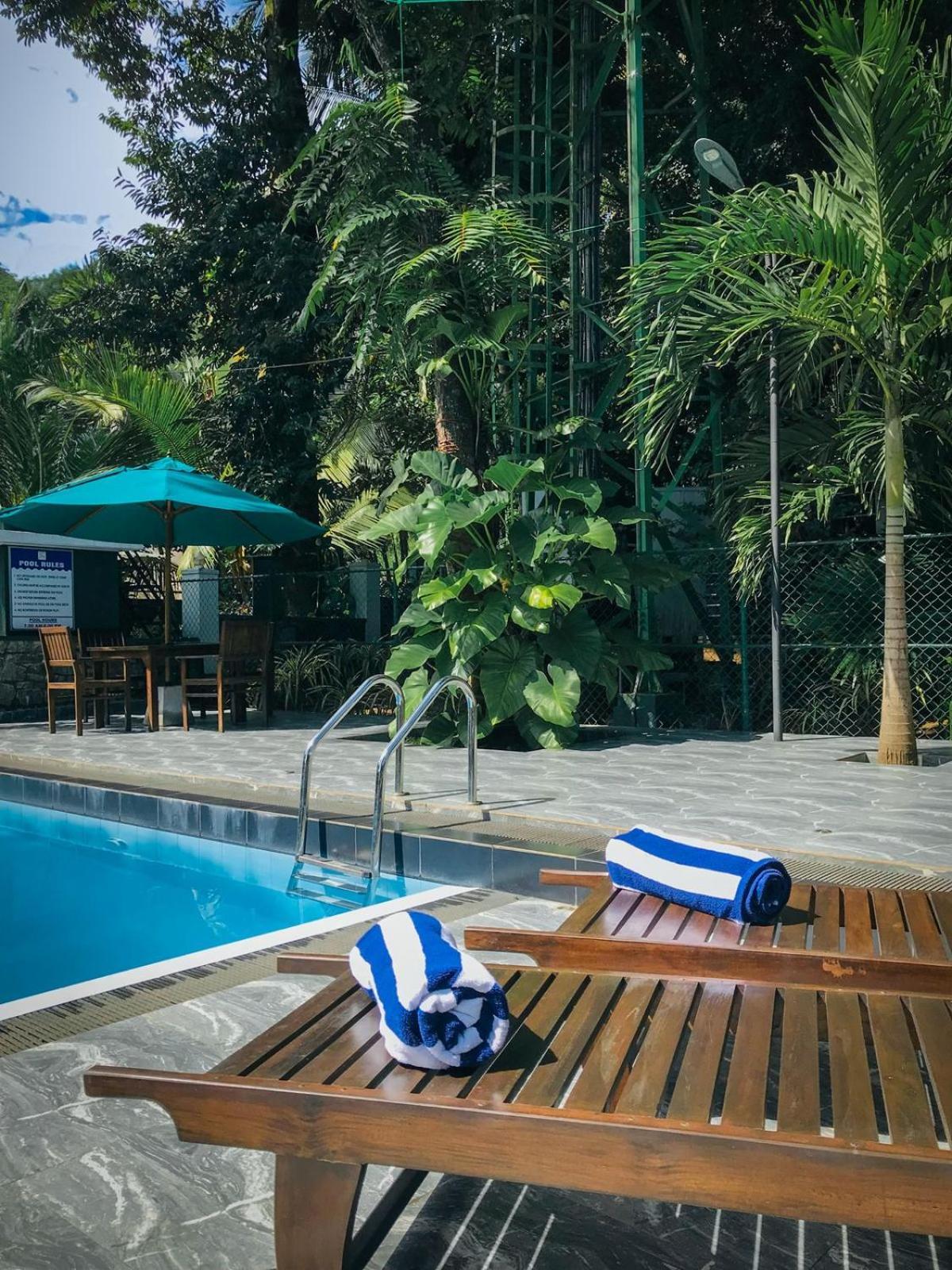 Hotel Yo Канді Екстер'єр фото